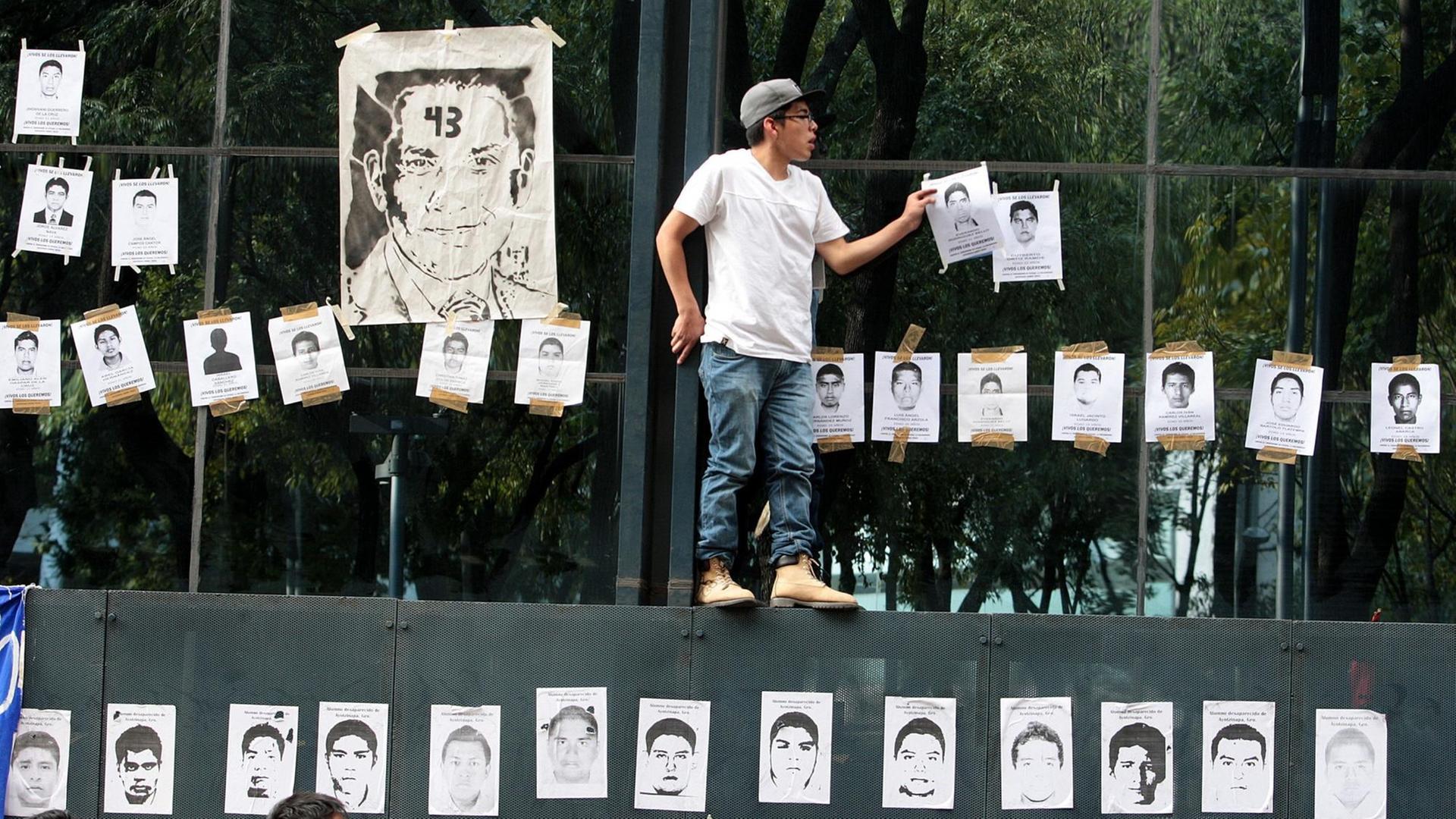 Studenten mehrerer Universitäten forden in Mexiko-Stadt Aufklärung über das Schicksal von 43 verschwundenen Studenten. Niemand mehr, niemals – steht über dem Museumseingang.