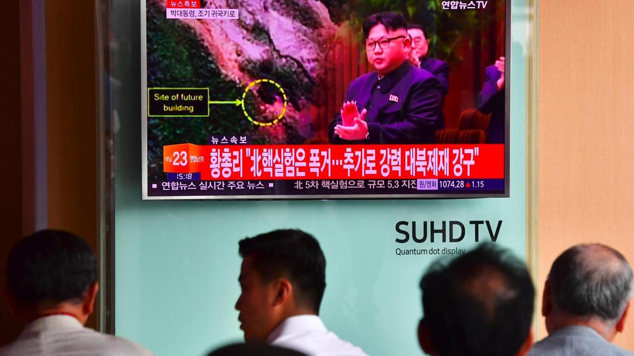 In einer Bahn-Station in Seoul in Südkorea schauen Menschen einen Fernsehbeitrag, in dem Nordkoreas Machthaber Kim Yong Un zu sehen ist.