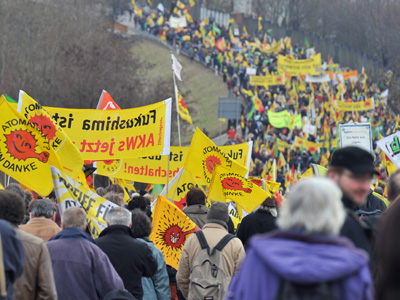 Atomkraftgegner ziehen vor das Kernkraftwerk Neckarwestheim.