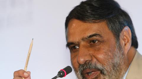 Indiens Handelsminister Anand Sharma hält einen Bleistift in der Hand