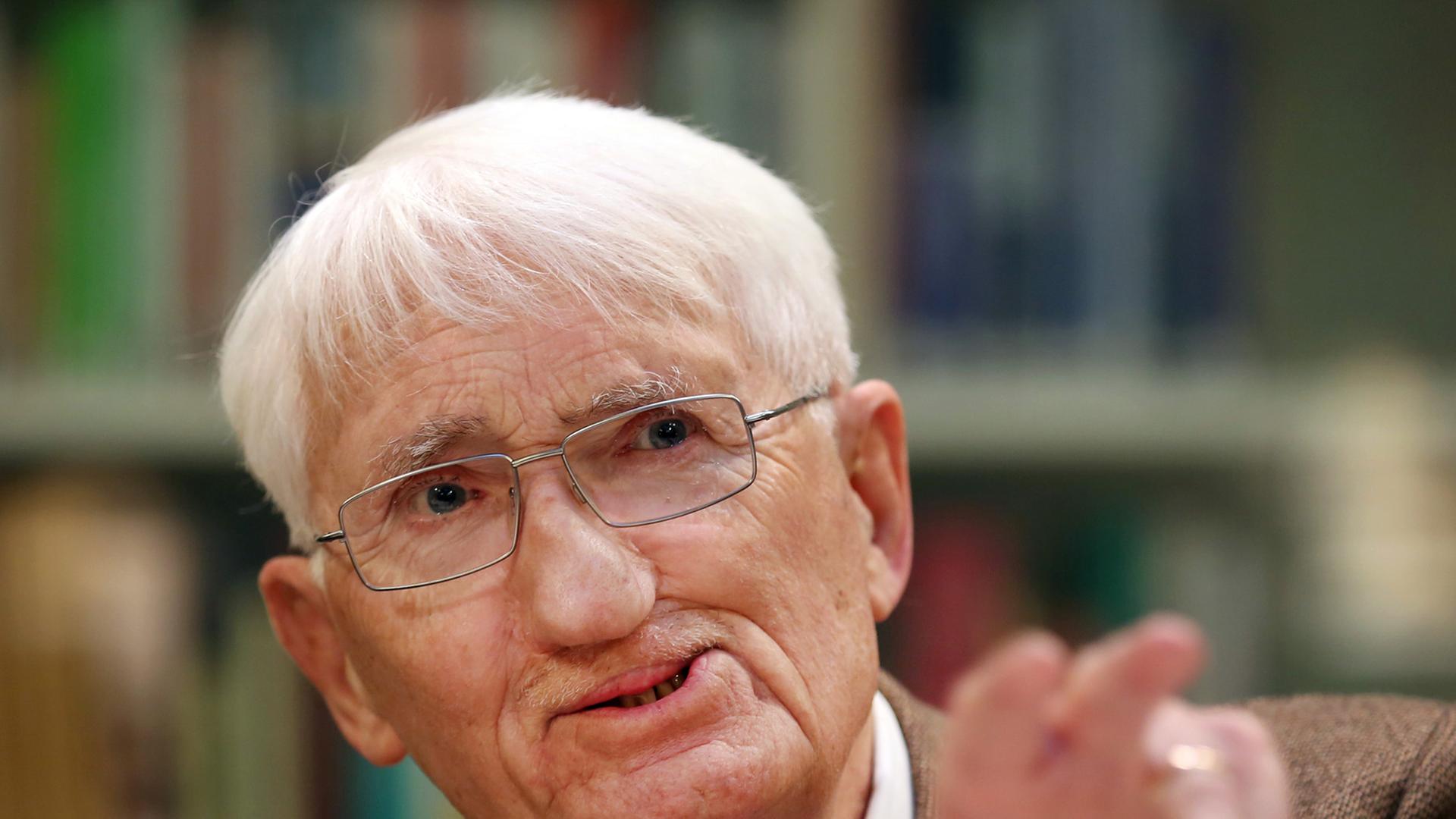 Der Philosoph Jürgen Habermas am 12.12.2012 bei einer Pressekonferenz im Heinrich-Heine-Institut in Düsseldorf (Nordrhein-Westfalen).
