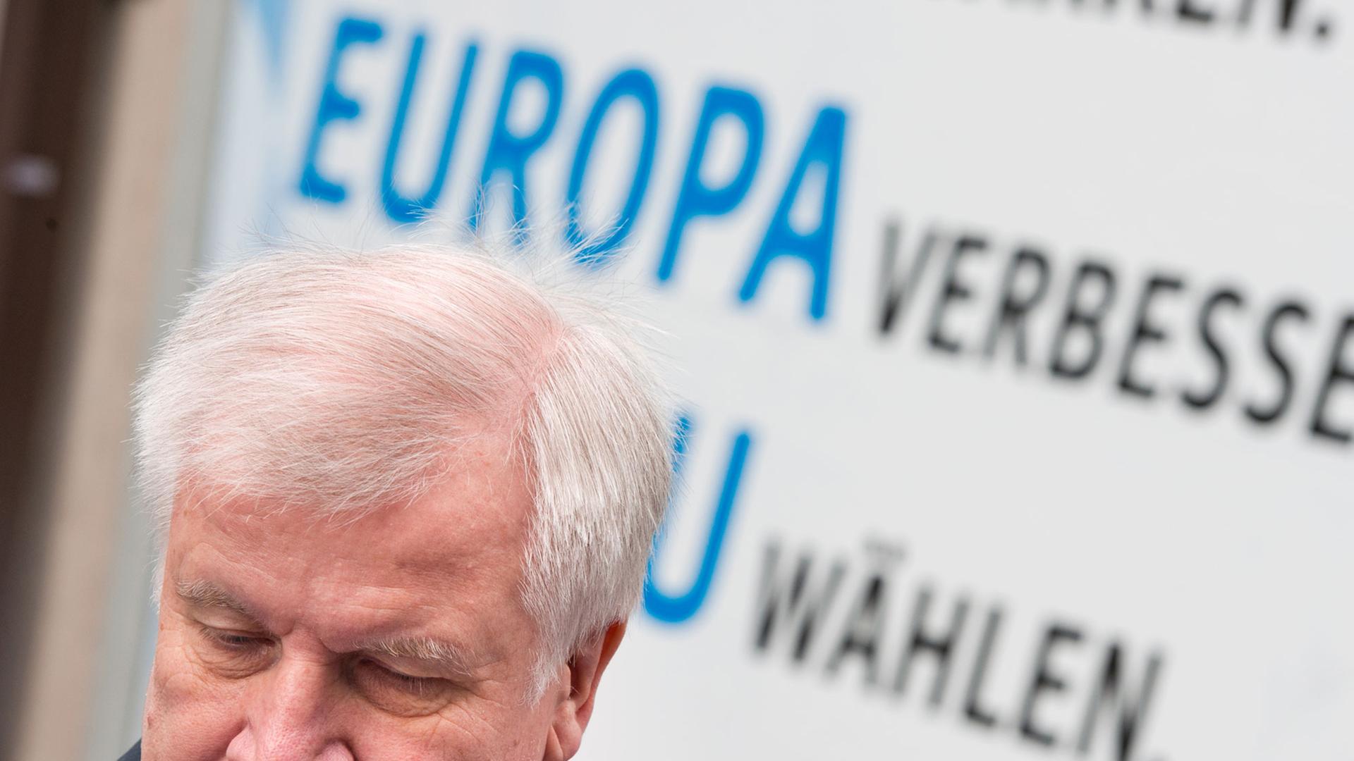 Der Parteivorsitzende der Christlich Sozialen Union (CSU), Horst Seehofer, steht am 26.05.2014 in München (Bayern), vor Beginn der CSU-Vorstandssitzung, unter einem Wahlplakat seiner Partei zu Europawahl. Foto: Peter Kneffel/dpa