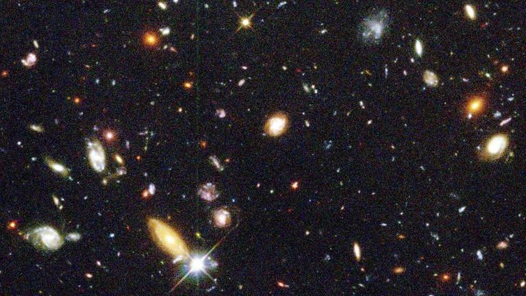 Sternstunde der Astronomie: Das Hubble Deep Field, der damals tiefste Blick ins All
