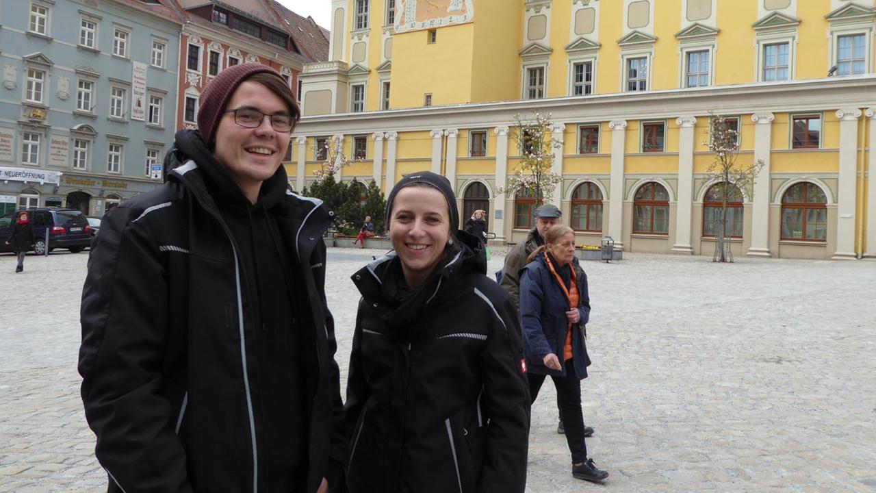 Sozialarbeiter Benno Auras und Sophia Delan vor dem Rathaus auf dem Hauptmarkt von Bautzen