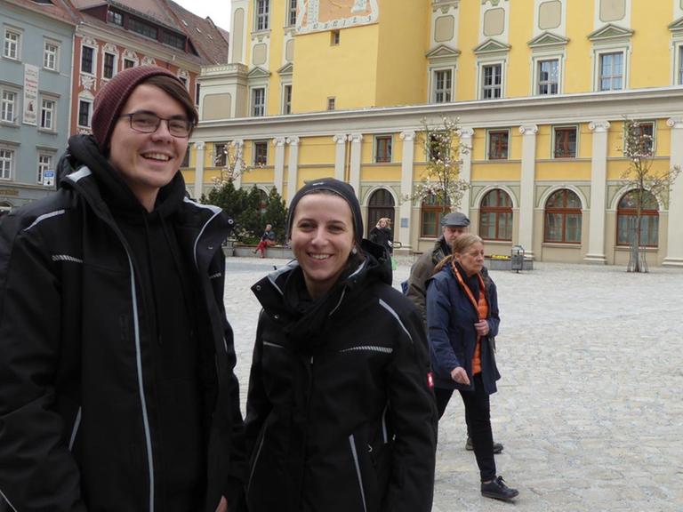 Sozialarbeiter Benno Auras und Sophia Delan vor dem Rathaus auf dem Hauptmarkt von Bautzen