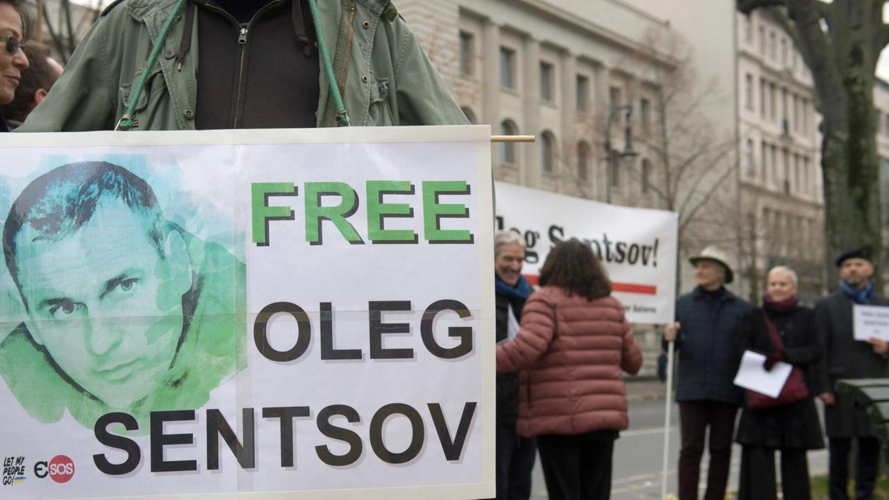 "Free Oleg Sentsov" steht in Berlin auf dem Transparent der Demonstranten vor der russischen Botschaft. 