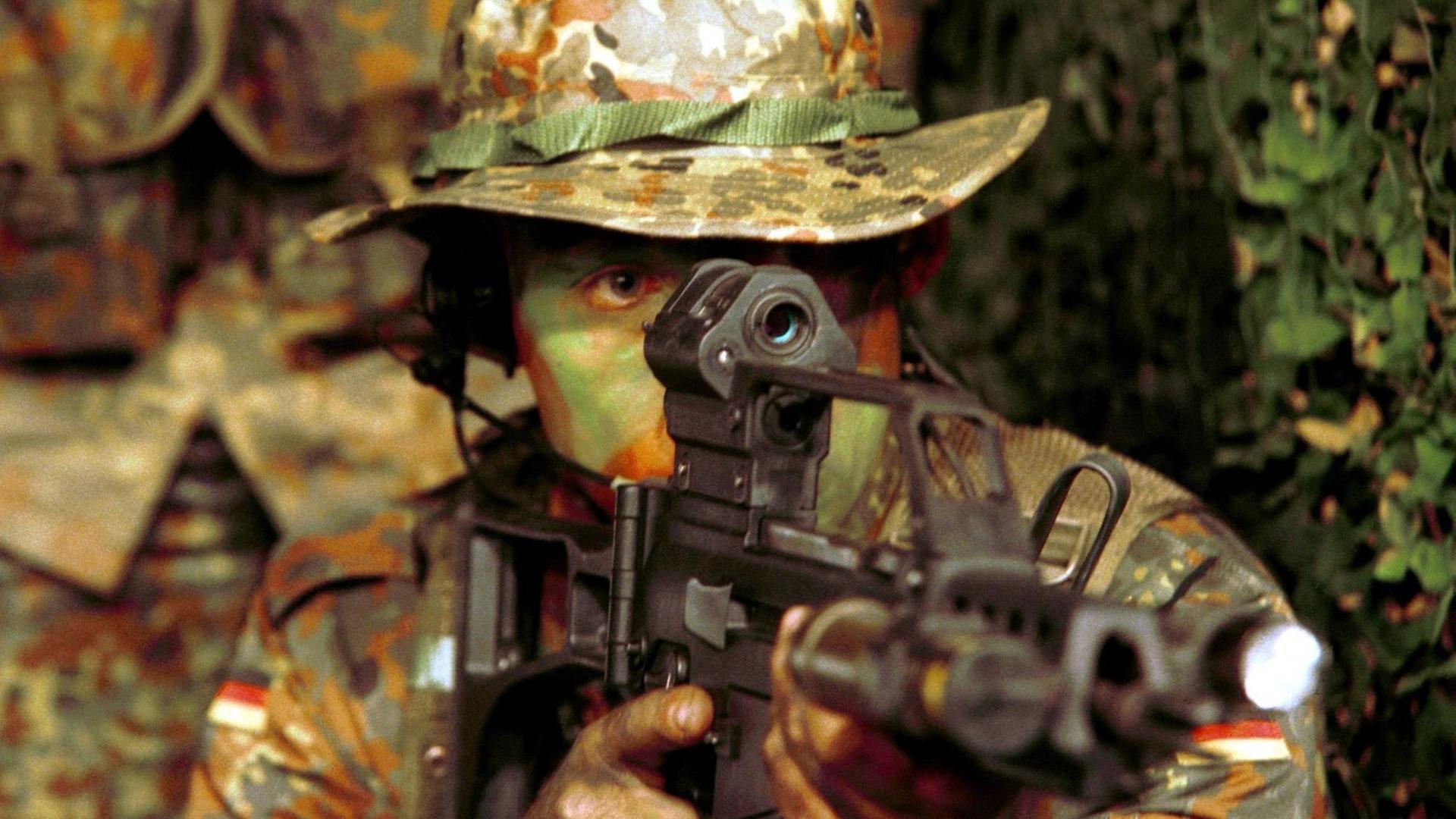 Ein Soldat der Kommando Spezialkräfte (KSK) mit einem G36-Gewehr am 12.9.2001 auf dem Schießstand in der Kaserne Calw (Foto der Bundeswehr. Achtung Redaktionen: Nutzung für Werbung nicht gestattet).