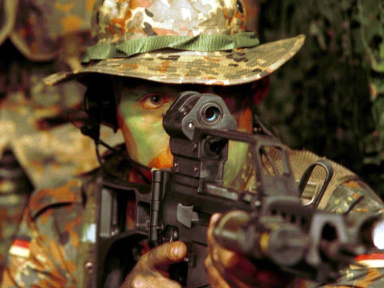 Ein Soldat der Kommando Spezialkräfte (KSK) mit einem G36-Gewehr am 12.9.2001 auf dem Schießstand in der Kaserne Calw (Foto der Bundeswehr. Achtung Redaktionen: Nutzung für Werbung nicht gestattet).