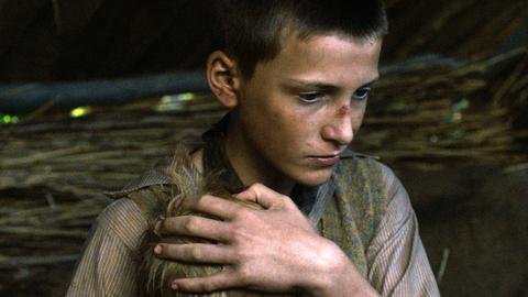 Levin Liam (r.) als Hans und Patrick Lorenczat als Fritzchen in dem Film "Wolfskinder".