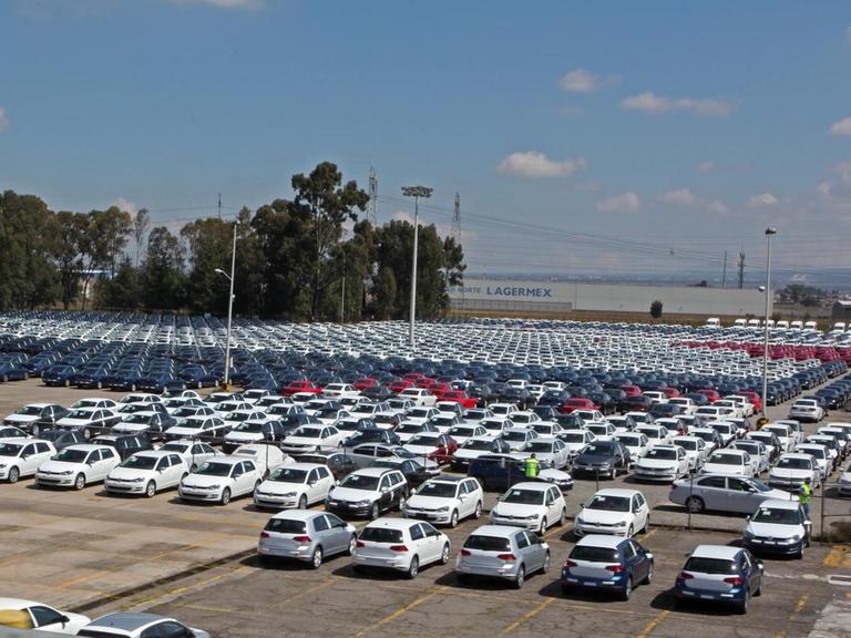 Fabrikneue Volkswagen auf dem Gelände des VW-Werkes in Puebla in Mexiko.
