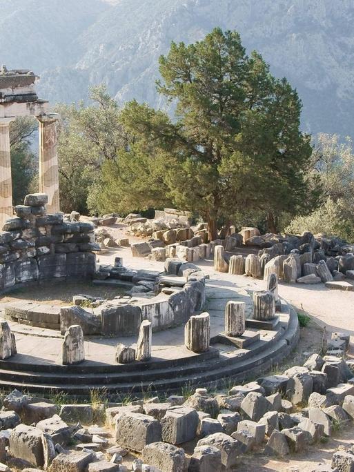 Blick auf den Berg Parnassus und das antike Orakel von Delphi.