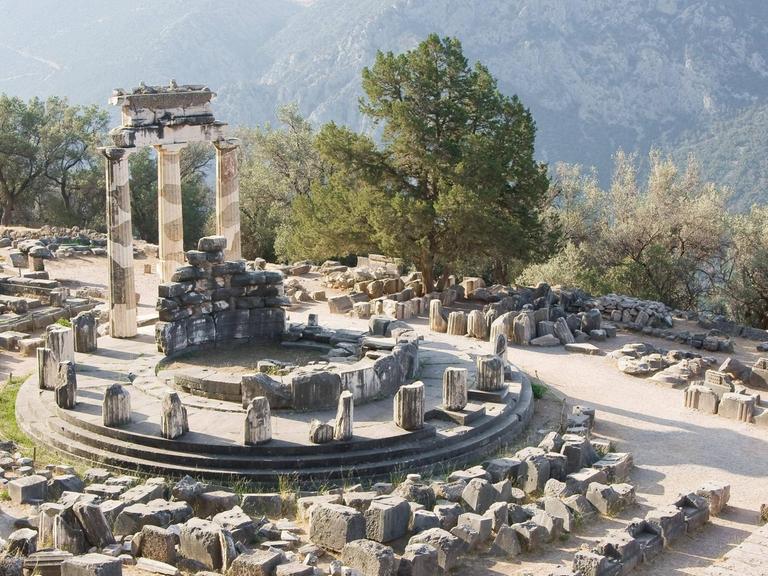 Blick auf den Berg Parnassus und das antike Orakel von Delphi.