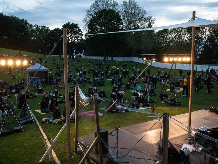 Zuschauer verfolgen auf einer Wiese das Open Air Konzert des Gitarristen John Scofield. In diesem Jahr gibt es in Moers neben Streams immerhin vier Open-Air-Konzerte mit jeweils bis zu 500 Besuchern.