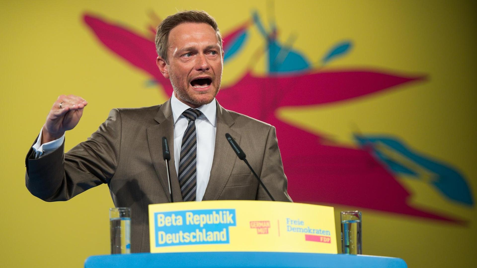 Sie sehen FDP-Chef Lindner am Rednerpult auf dem Parteitag in Berlin.