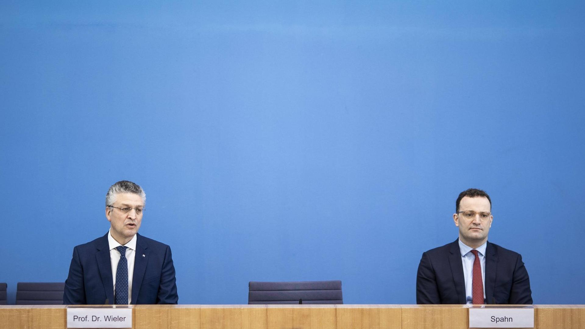 (R-L) Jens Spahn, Bundesminister fuer Gesundheit, und Lothar Wieler, Praesident des Robert Koch-Instituts (RKI), aufgenommen im Rahmen einer Pressekonferenz zur aktuellen Corona-Situation in Berlin, 12.03.2021.