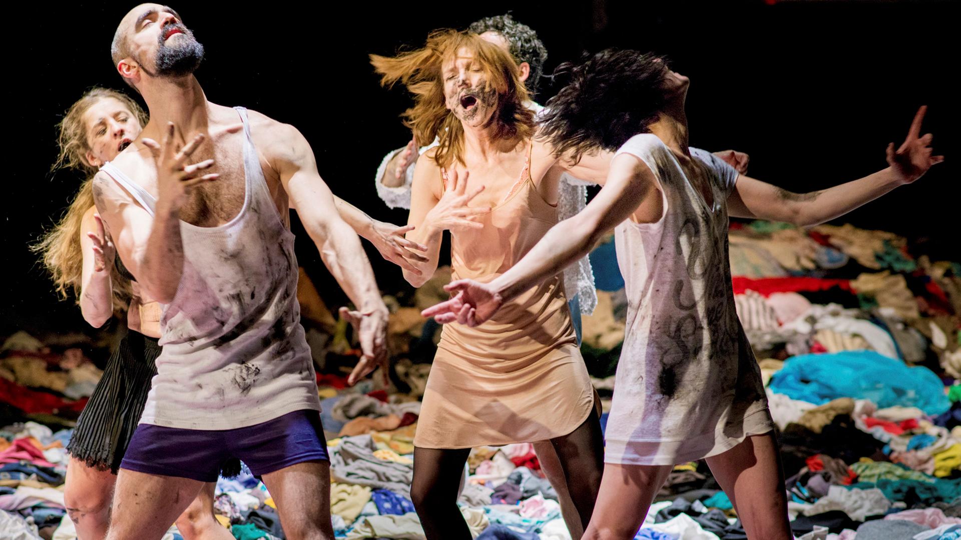 Fünf Schauspieler in einer Szene des Stückes "Tauberbach" an den Münchner Kammerspielen. Um sie herum liegt Müll.