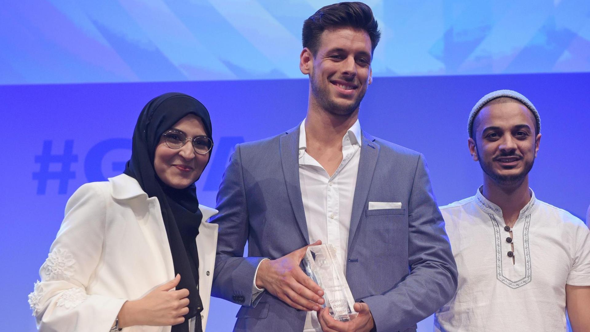 Von links nach rechts stehen Farah Bouamar, Marcel Sonneck und Younes Al-Amayra. Von links nach rechts stehen Farah Bouamar, Marcel Sonneck und Younes Al-Amayra.