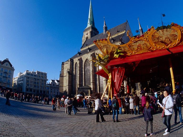 Das französische Karussell "Le Manège Carré Senart" steht am 25.11.2014 auf dem Platz der Republik neben der St.-Bartholomäus-Kathedrale in Pilsen, Tschechien, der Europäischen Kulturhauptstadt 2015.