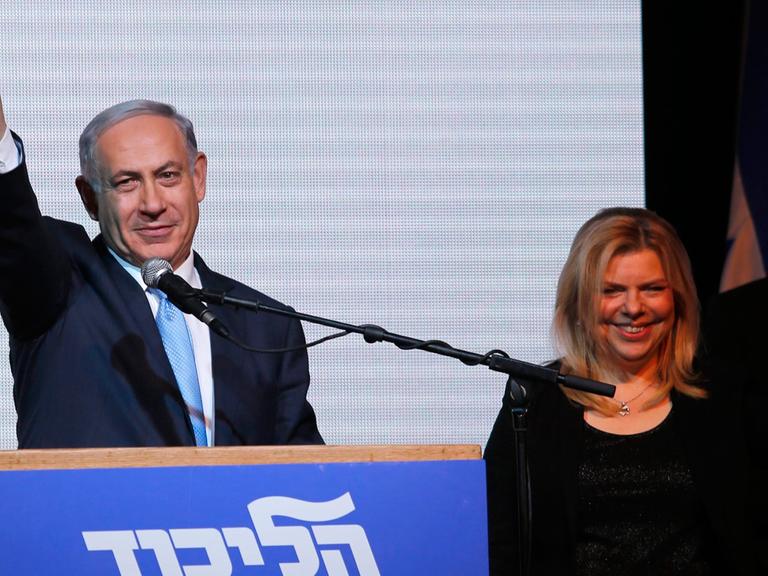 Benjamin Netanjahu winkt nach seinem Wahlsieg in die Menge.