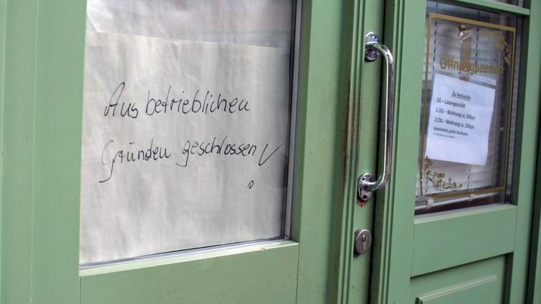 In der Tür eines Geschäftes in Sondershausen klebt ein Zettel mit dem Schriftzug "Aus betrieblichen Gründen geschlossen", daneben der Hinweis, dass das Ladenlokal zu verkaufen ist.