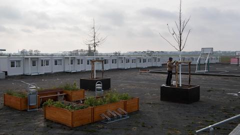 Fast 900 Container stehen am 01.12.2017 auf dem Gelände der Gemeinschaftsunterkünfte für Geflüchtete auf dem Tempelhofer Feld in Berlin.