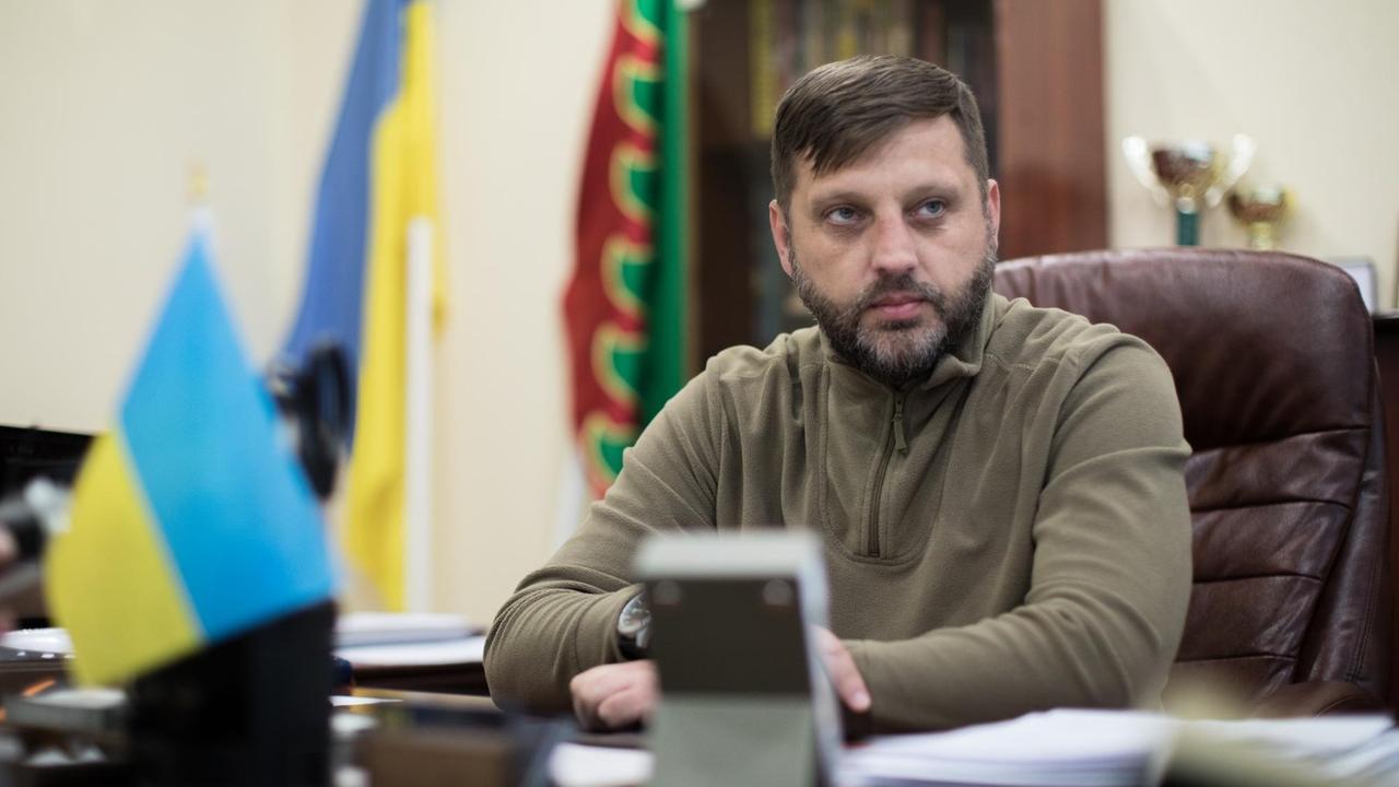 Vitaliy Barabash verwaltet Avdiivka. Durch den Krieg ist die Stadt stark geschrumpft. Er sitzt in seinem Büro in grüner Tarnkleidung.