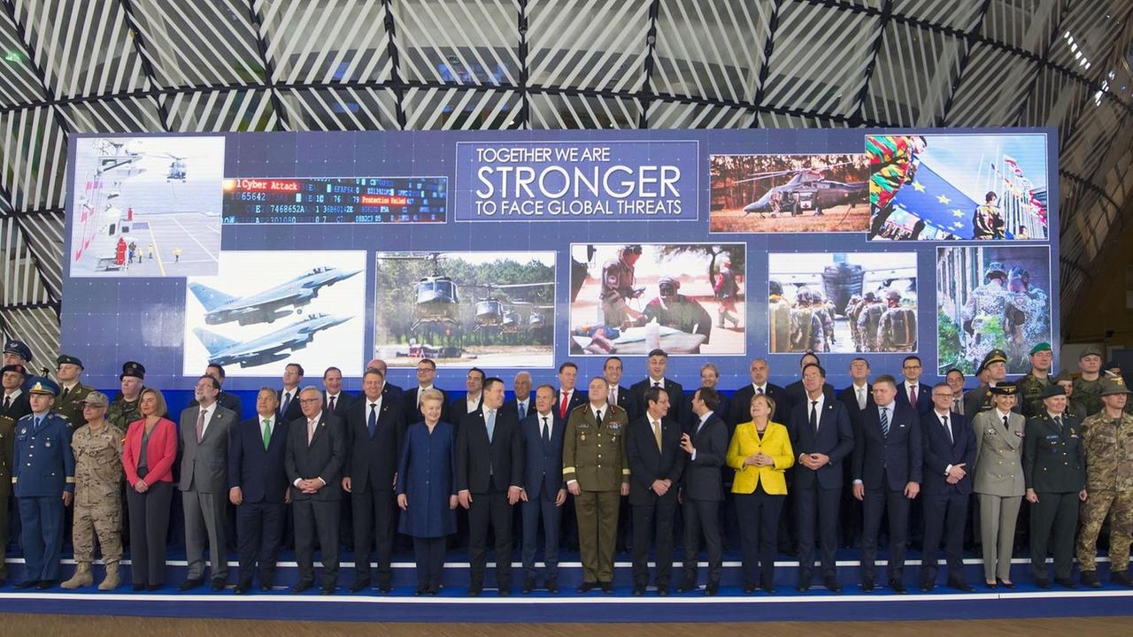 Die Staats- und Regierungschefs der EU posieren für ein Gruppenfoto zum Start der Ständigen Strukturierten Zusammenarbeit (PESCO) während eines EU-Gipfels in Brüssel, Belgien, 14. Dezember 2017. PESCO ist ein Instrument im EU-Vertrag, das willigen Mitgliedsstaaten eine stärkere Zusammenarbeit in Verteidigung und Sicherheit ermöglichen soll.