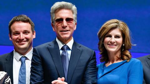 Christian Klein, Bill McDermott und Jennifer Morgan stehen bei der Hauptversammlung des Softwarekonzerns SAP auf der Bühne.
