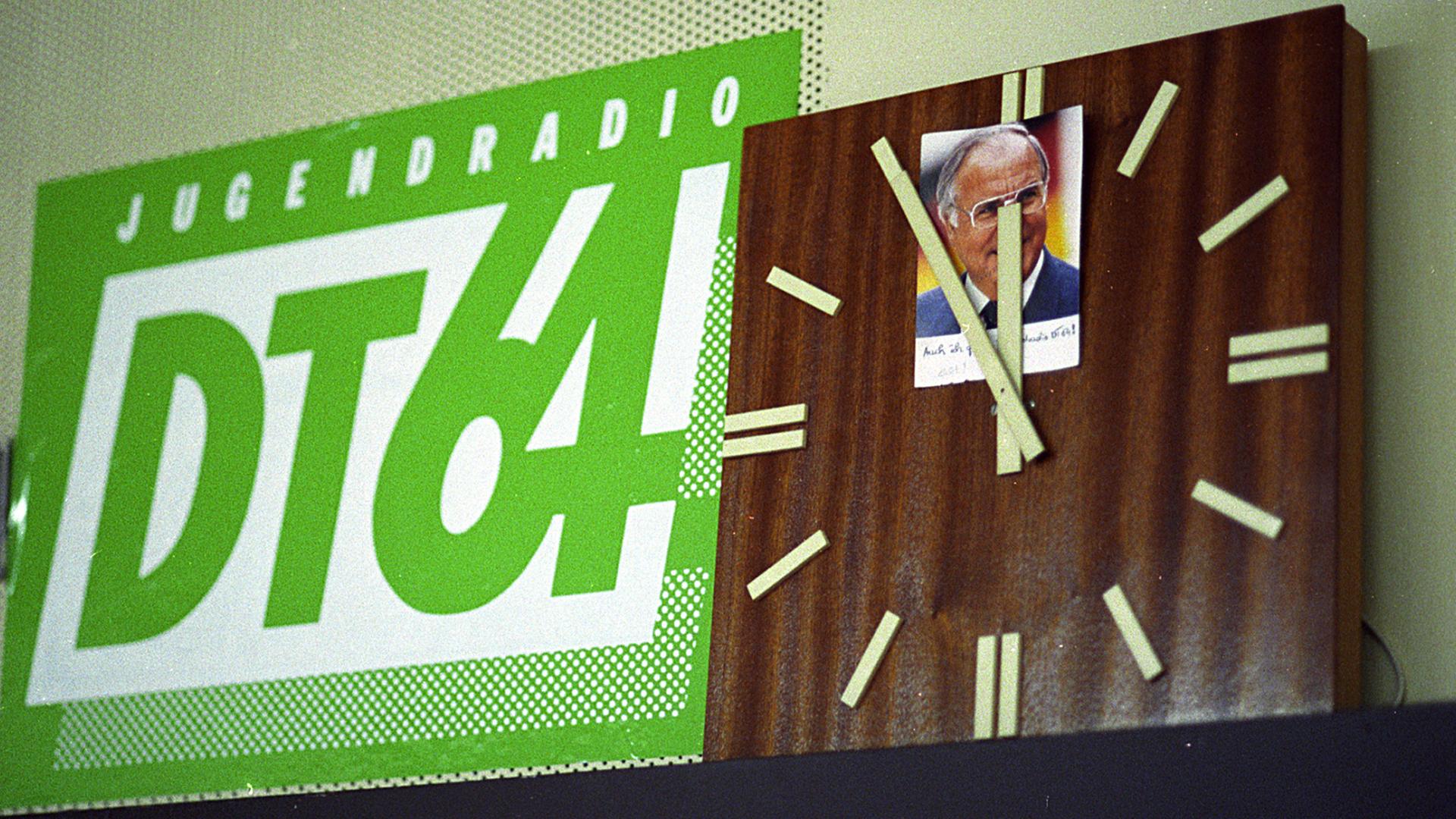 Das Logo vom Jugendradio DT64 auf einer Aufnahme von 1991.