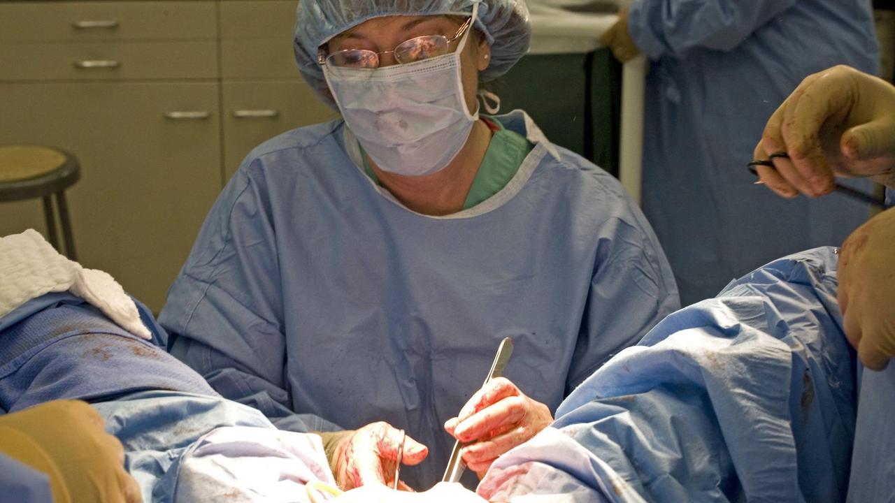 Die Gynäkologin und Chirurgin Marci Bowers bei einer geschlechtsanpassenden Operation. (Trinidad, Colorado, USA 27.08.2007)