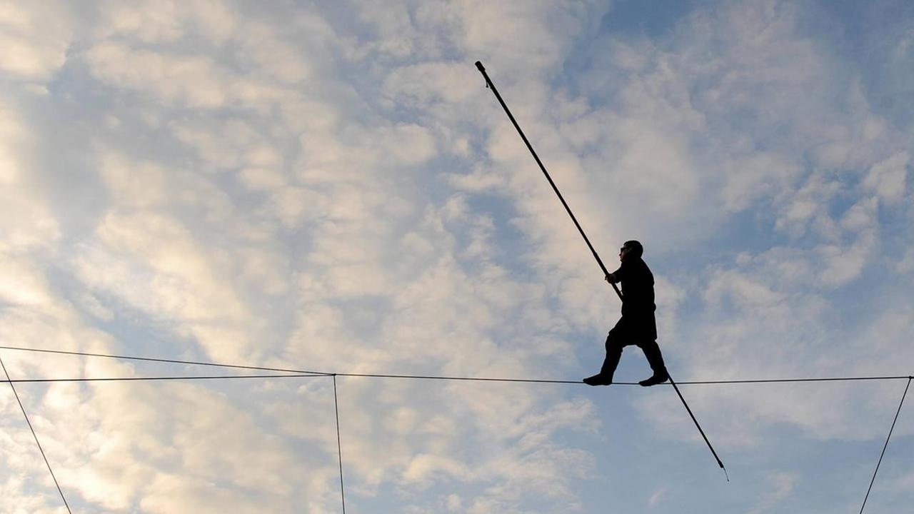 Mann auf dem Seil balancierend während der Hochseildarbietung im Rahmen der Kulturellen Landpartie.