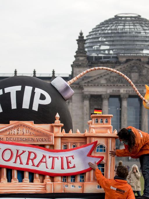 Aktivisten der Organisation "Foodwatch" bereiten am 09.10.2015 in Berlin einen Mottowagen für die Demonstration gegen TTIP vor.