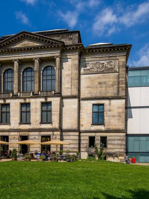 Die Kunsthalle Bremen ist ein bedeutendes deutsches Kunstmuseum, das sich durch wechselnde Ausstellungen ein hohes Ansehen erworben hat. Das Museum liegt in unmittelbarer Nähe zur Bremer Altstadt in den Wallanlagen an der Kulturmeile. Kultur, Architektur, Museen, Ausstellungsgebaeude, Kunsthallen.