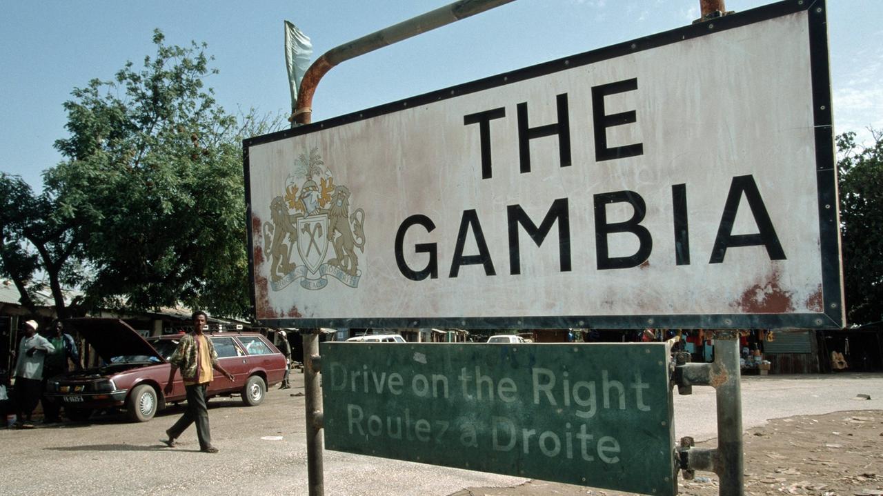 Schild an der Grenze zwischen dem Senegal und Gambia