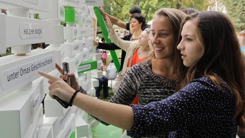 Junge Mädchen lesen russische und deutsche Worte auf einer Veranstaltung zum Jahr der deutschen Sprache und Literatur 2014/15 des Goethe-Instituts in Moskau.