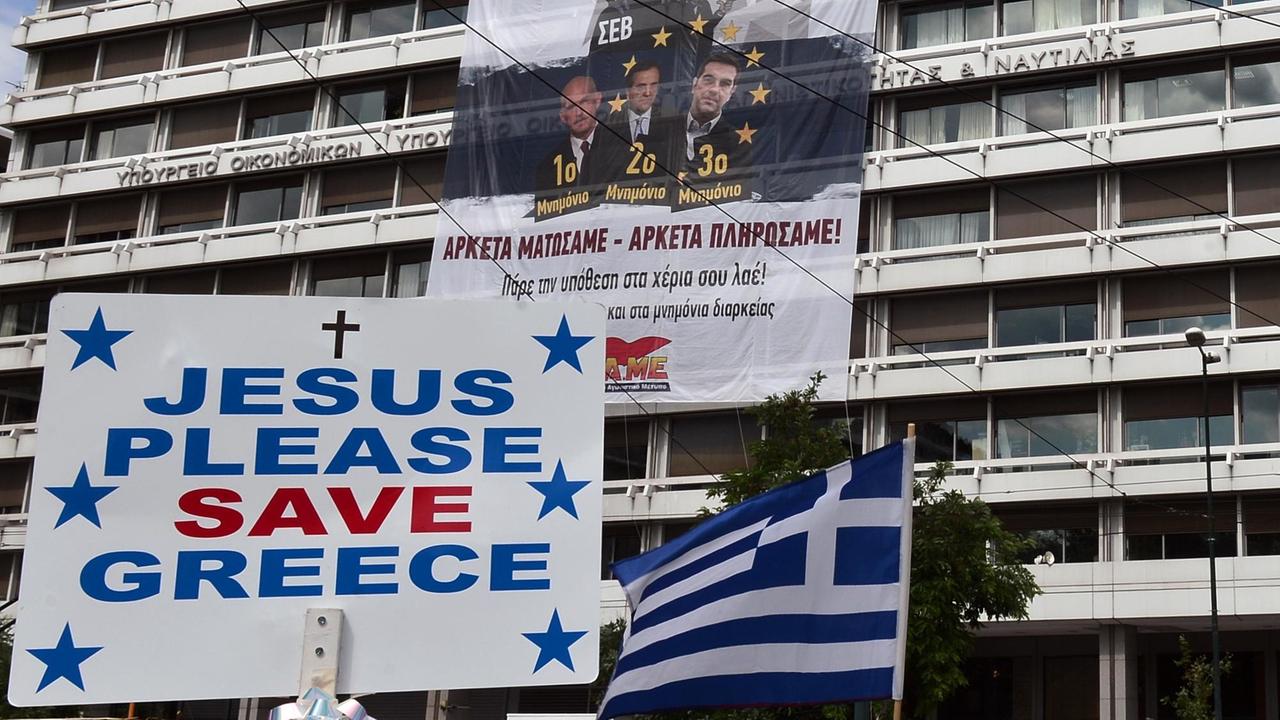 Proteste in Griechenland: Plakate vor dem Finanzministerium am 11.06.2015, auf einem heißt es "Jesus, bitte rette Griechenland"