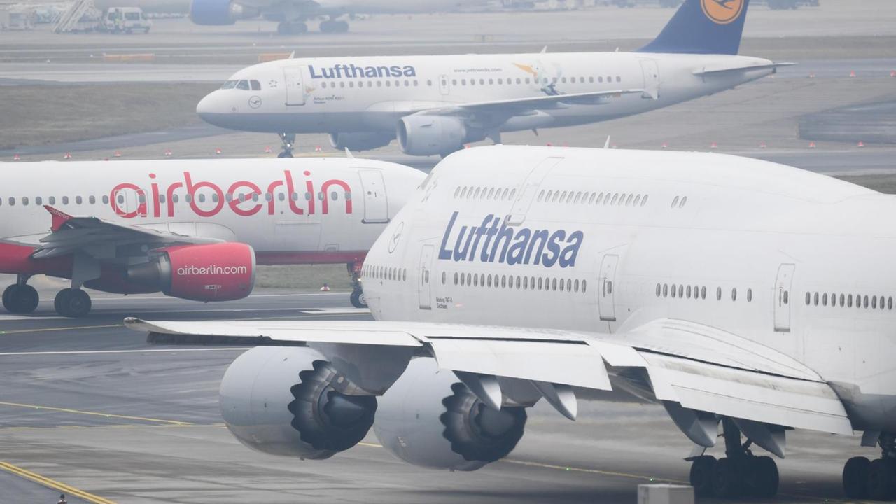 Reges Treiben herrscht am 14.12.2016 am Flughafen von Frankfurt am Main (Hessen). Eine Airberlin-Maschine steht zwischen zwei Lufthansa-Passagierflugzeugen.