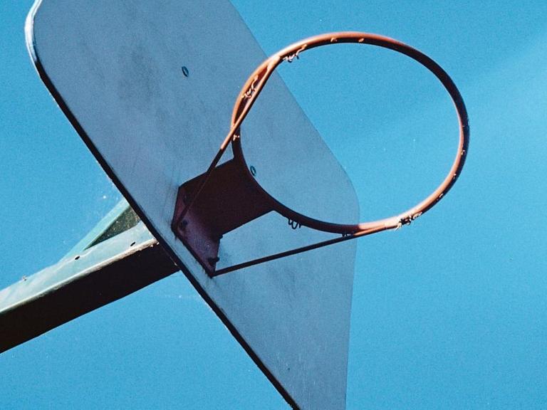 Untersicht auf einen Basketballkorb ohne Netz