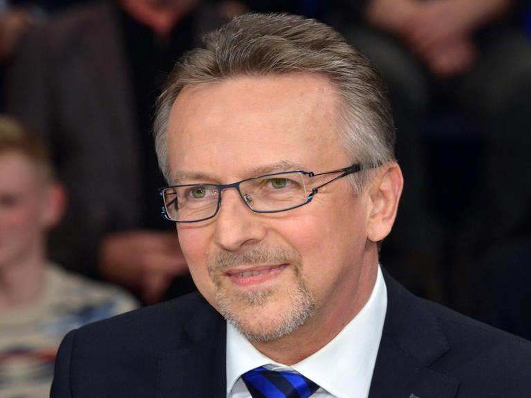 Karl-Heinz Kamp, Direktor Weiterentwicklung an der Bundesakademie für Sicherheitspolitik, aufgenommen am 26.02.2015 während der ZDF-Talksendung "Maybrit Illner