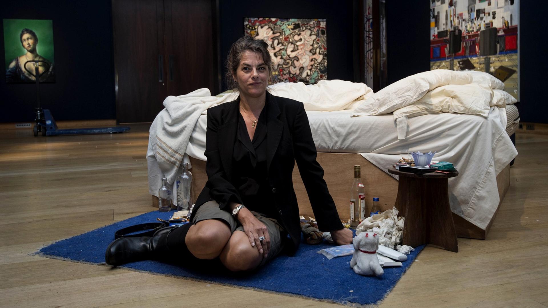 Die britische Künstlerin Tracey Emin sitzt vor ihrer Installation "Mein Bett": Würden Sammler dafür mehr bezahlen, wenn das Werk von einem Mann wäre?