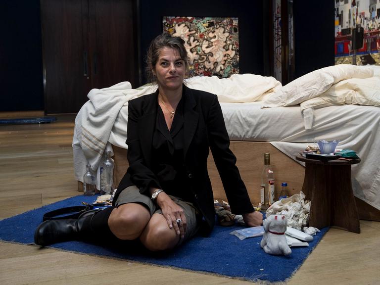 Die britische Künstlerin Tracey Emin sitzt vor ihrer Installation "Mein Bett": Würden Sammler dafür mehr bezahlen, wenn das Werk von einem Mann wäre?