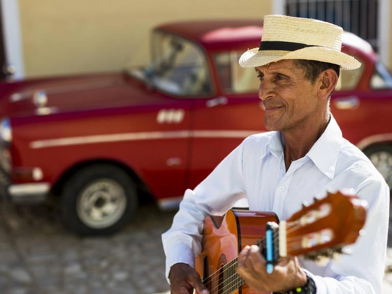 Ein kubanischer Sänger mit Gitarre auf einer Straße in der Stadt Trinidad