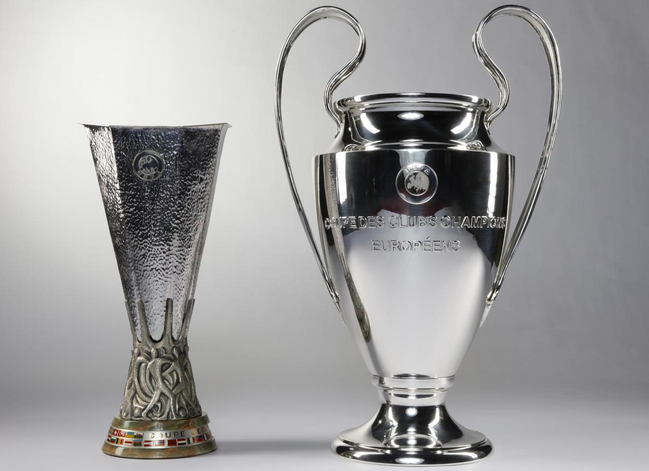 Pokale der Europa League und der Champions League nebeneinander im Deutschen Fußball-Museum in Dortmund