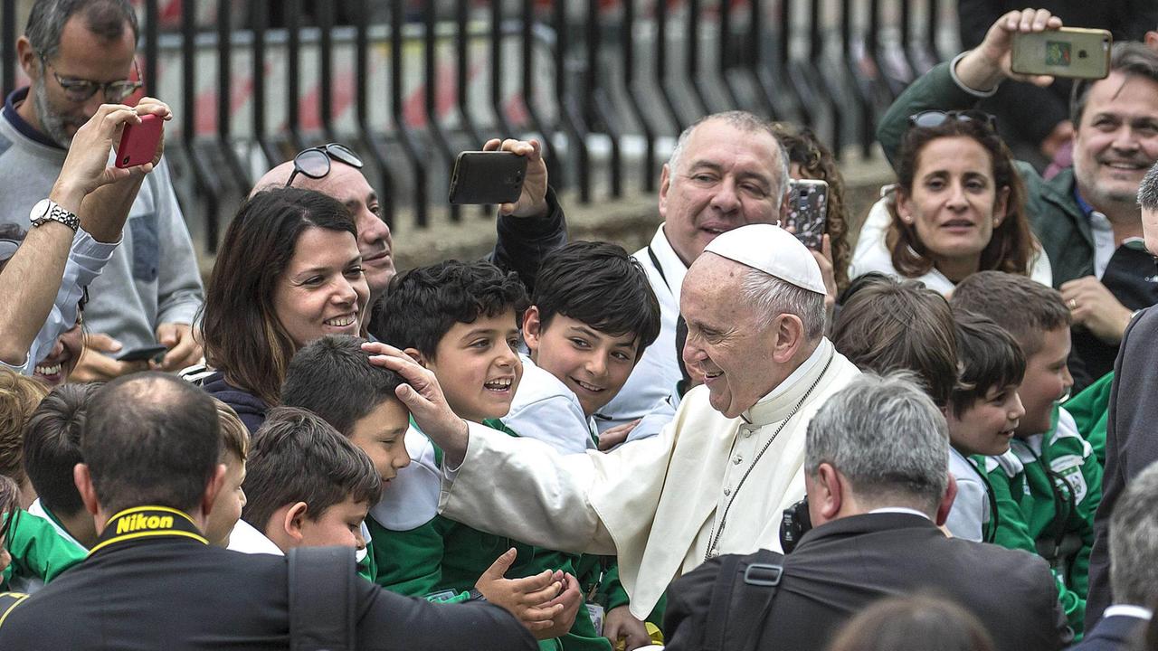 Papst Franziskus umgeben von Menschen bei seinem Besuch im April 2018 des Corviale