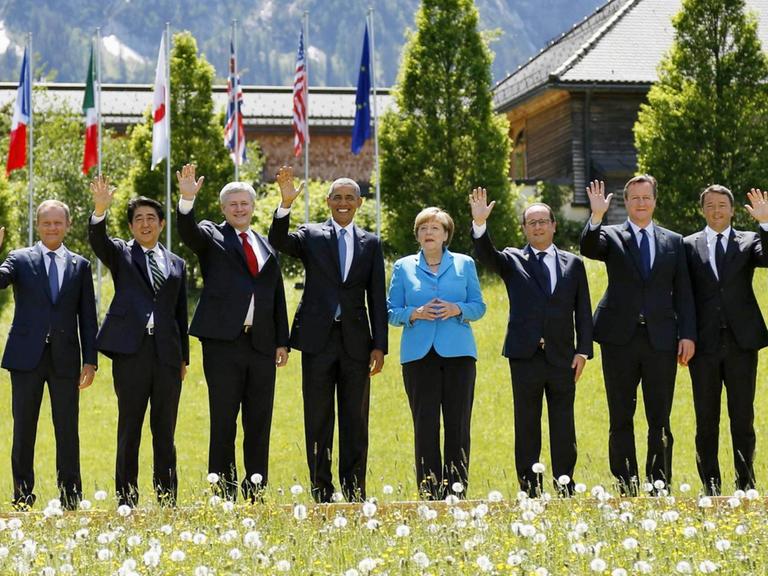 Donald Tusk, Shinzo Abe, Stephen Harper, Barack Obama, Angela Merkel, Francois Hollande, David Cameron, Matteo Renzi und Jean-Claude Juncker auf Schloss Elmau (07.06.2015).