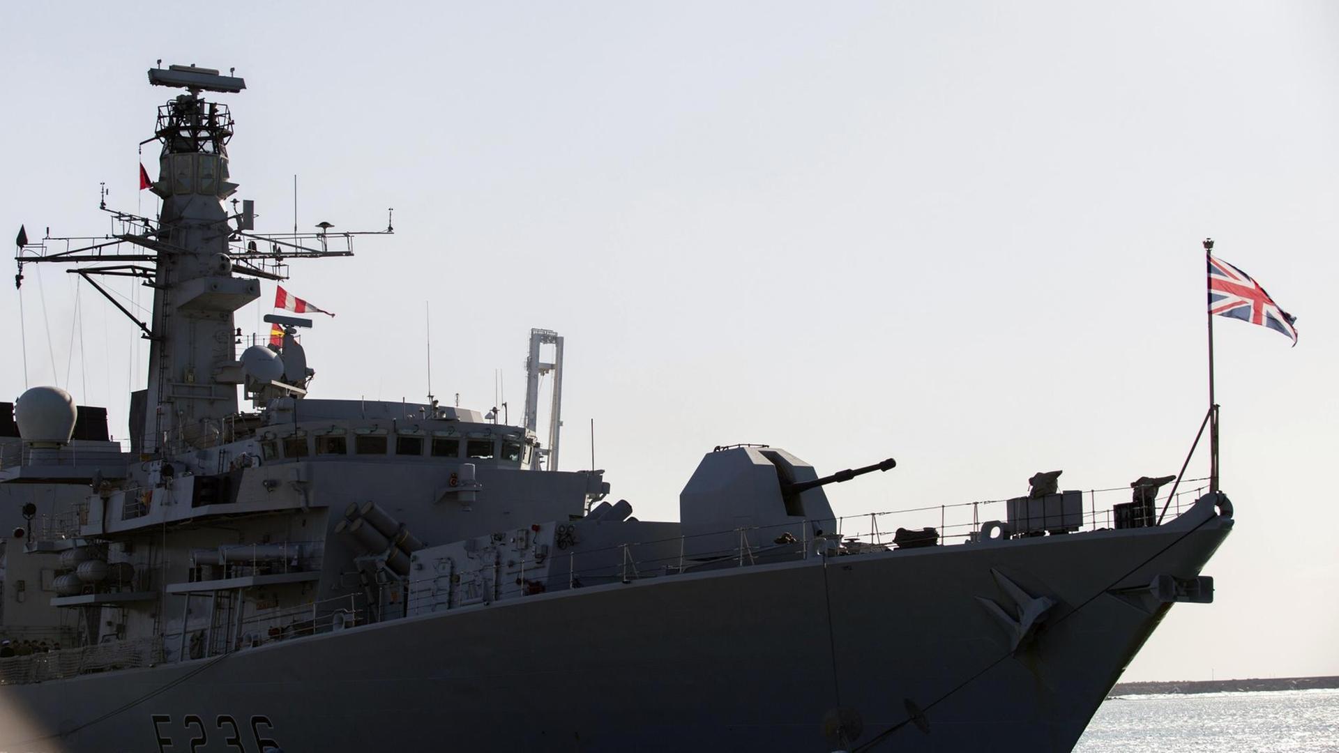 Auf dem grauen Kriegsschiff weht die britische Flagge