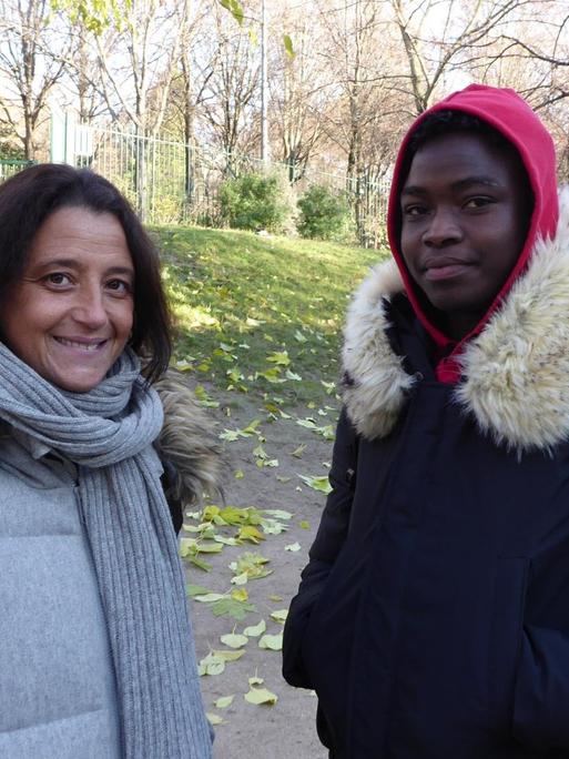 Agathe Nadimi kümmert sich um unbegleitete minderjährige Ausländer, die in Paris auf der Straße leben müssen. Sie unterstützt auch den 15-jährigen Thierno aus Guinea.