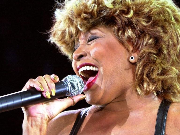 Porträt der singenden Tina Turner mit Mikrofon
