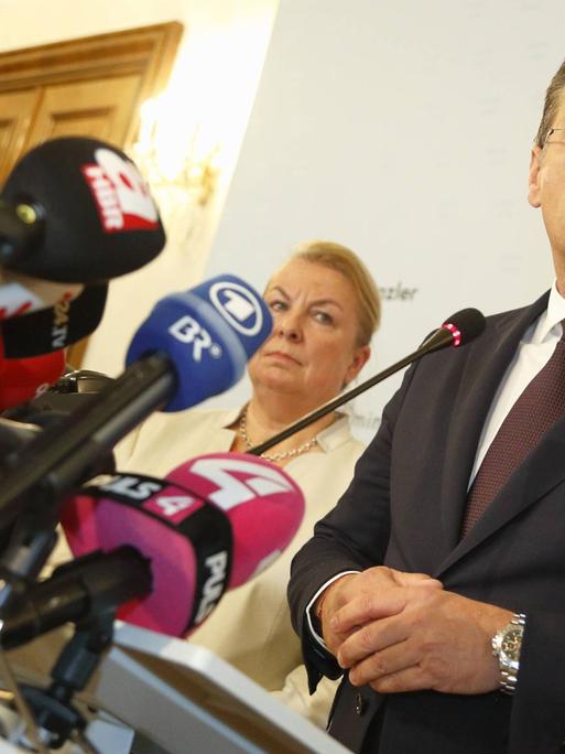 Das Bild zeigt den FPÖ-Politiker Heinz-Christian Strache, wie er gerade seinen Rücktritt vom Amt des Vizekanzlers verkündet.