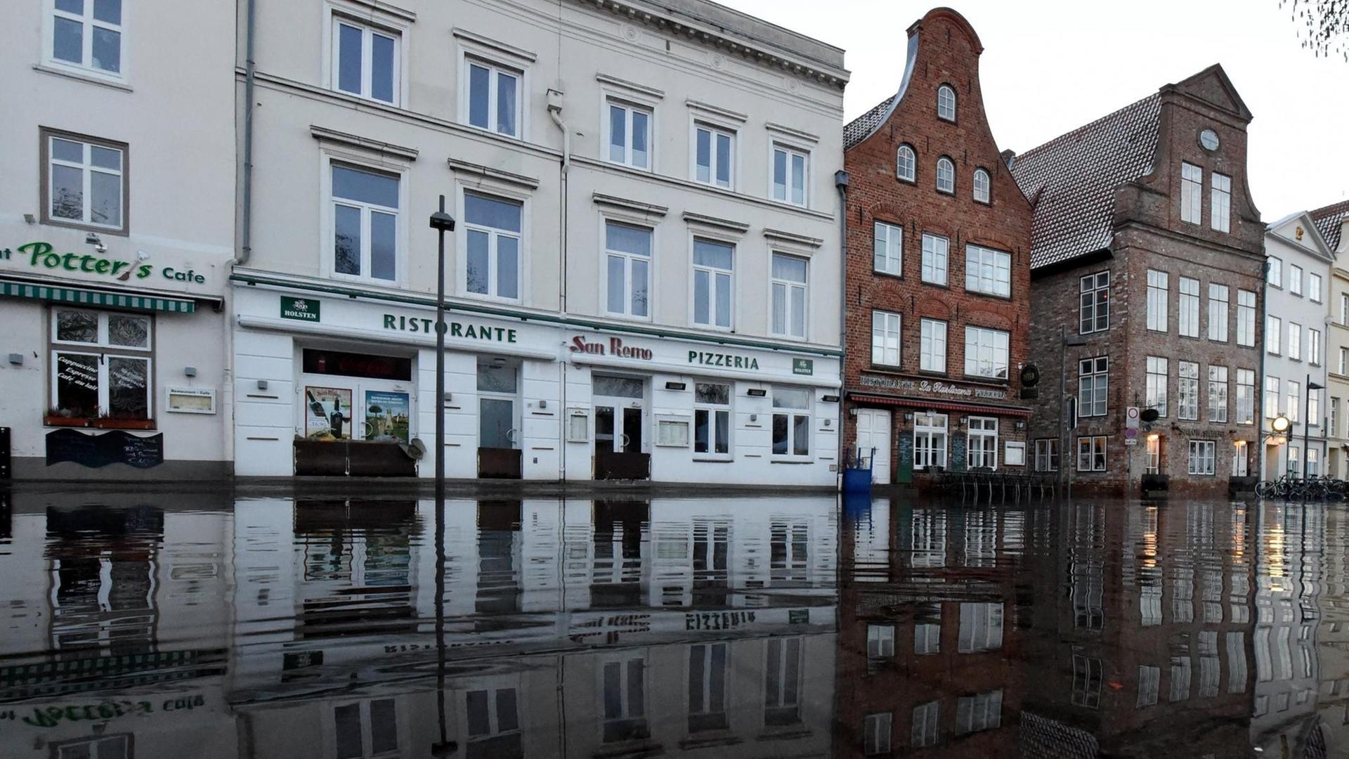 Nach der Sturmflut an der Ostsee steht das Wasser in den Straßen der LübeckerAltstadt.
